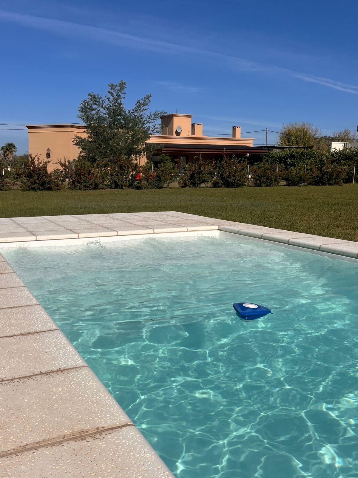 Piscina instalada con agua cristalina