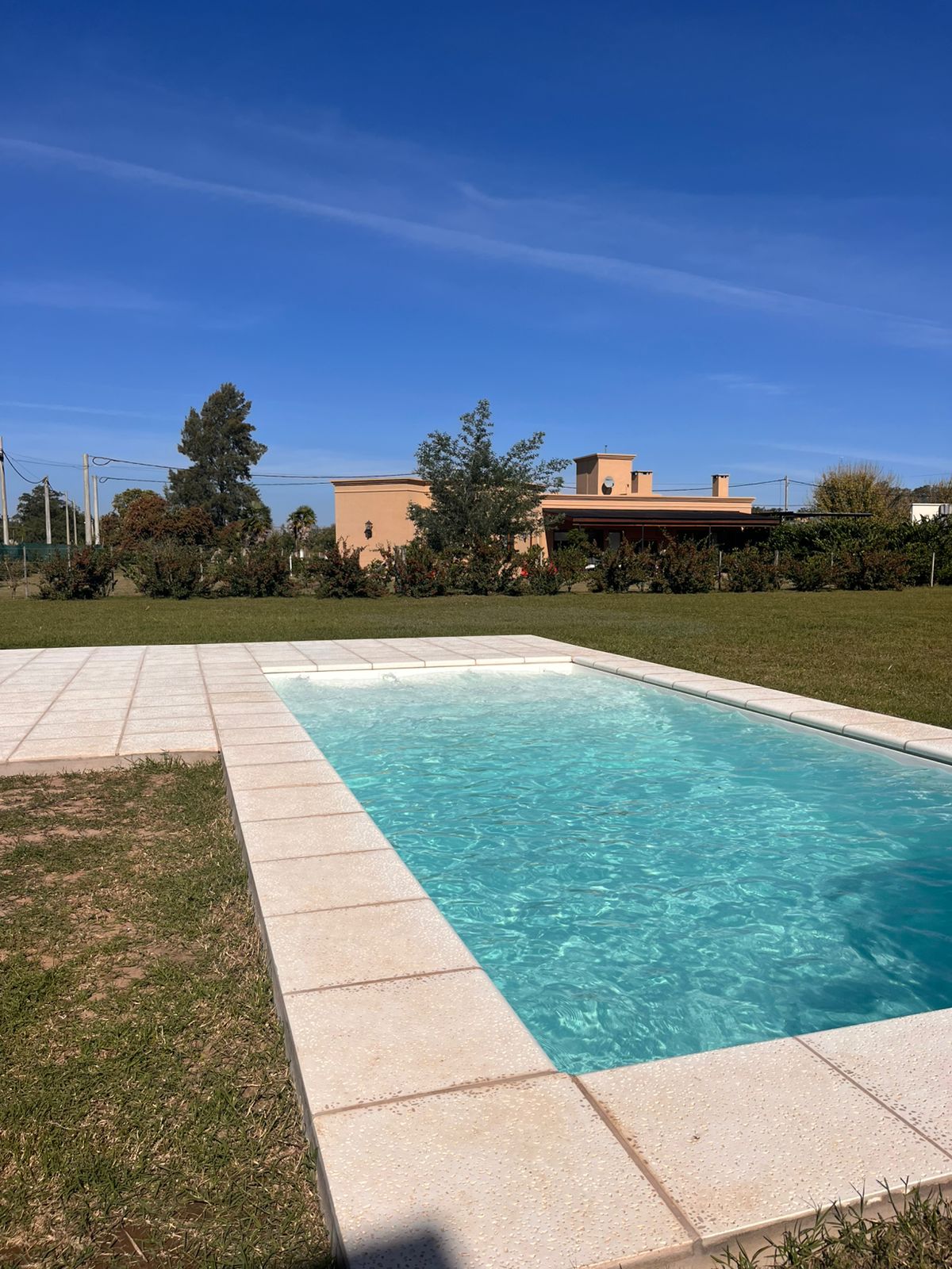 Piscina de fibra instalada en jardin