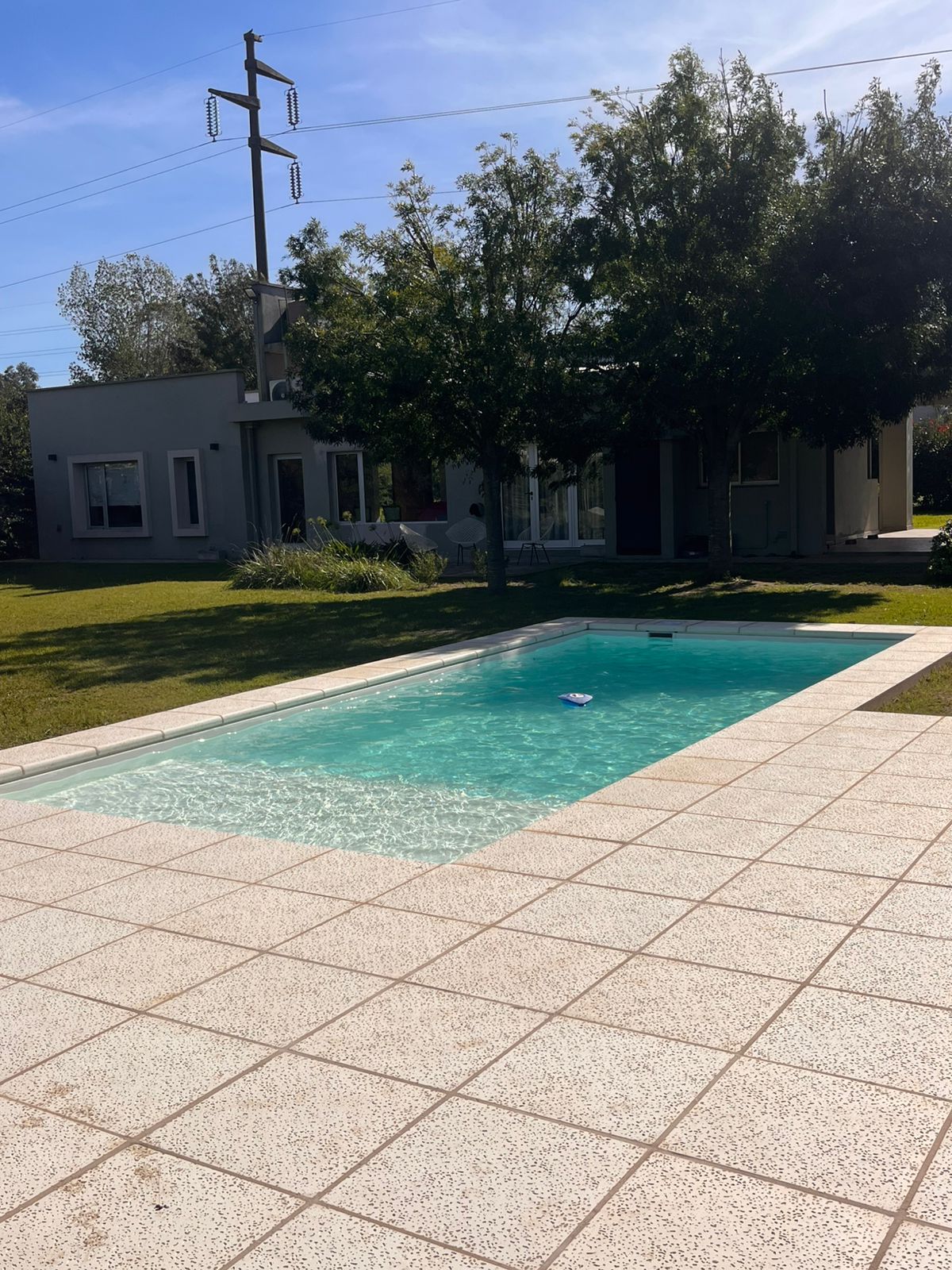 Piscina instalada junto a vivienda