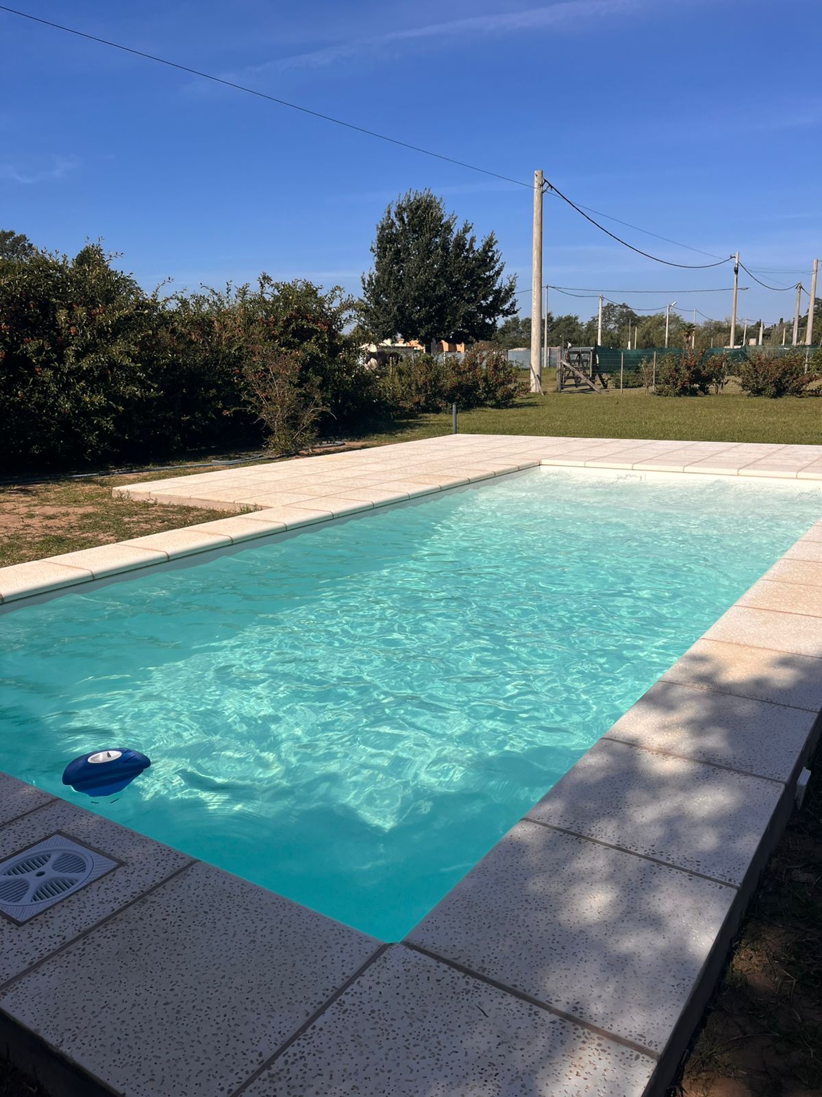 Piscina instalada con borde perimetral