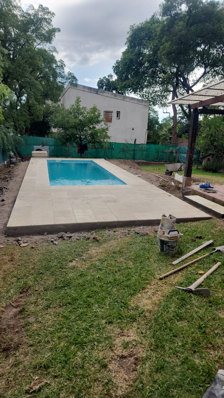 Piscina con solarium en obra