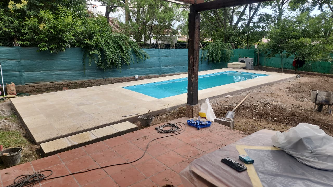 Piscina en proceso de terminacion junto a patio