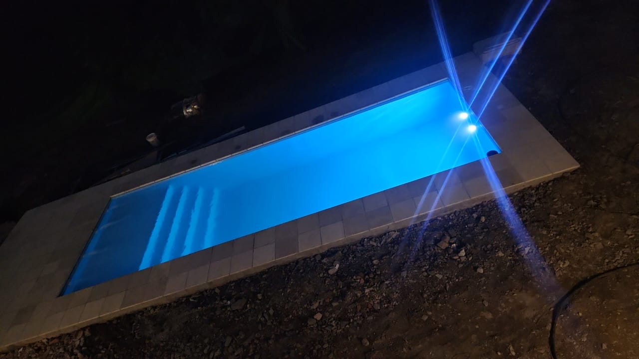 Piscina iluminada de noche
