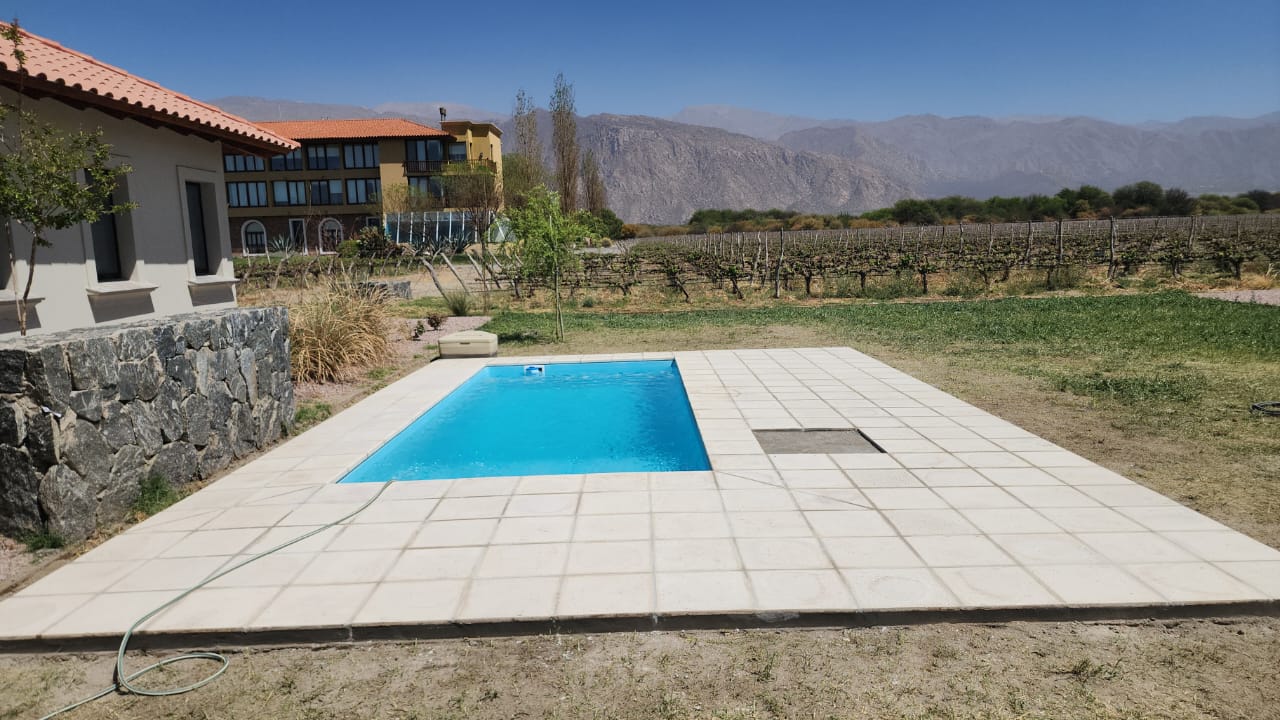 Piscina instalada con vista a montanas