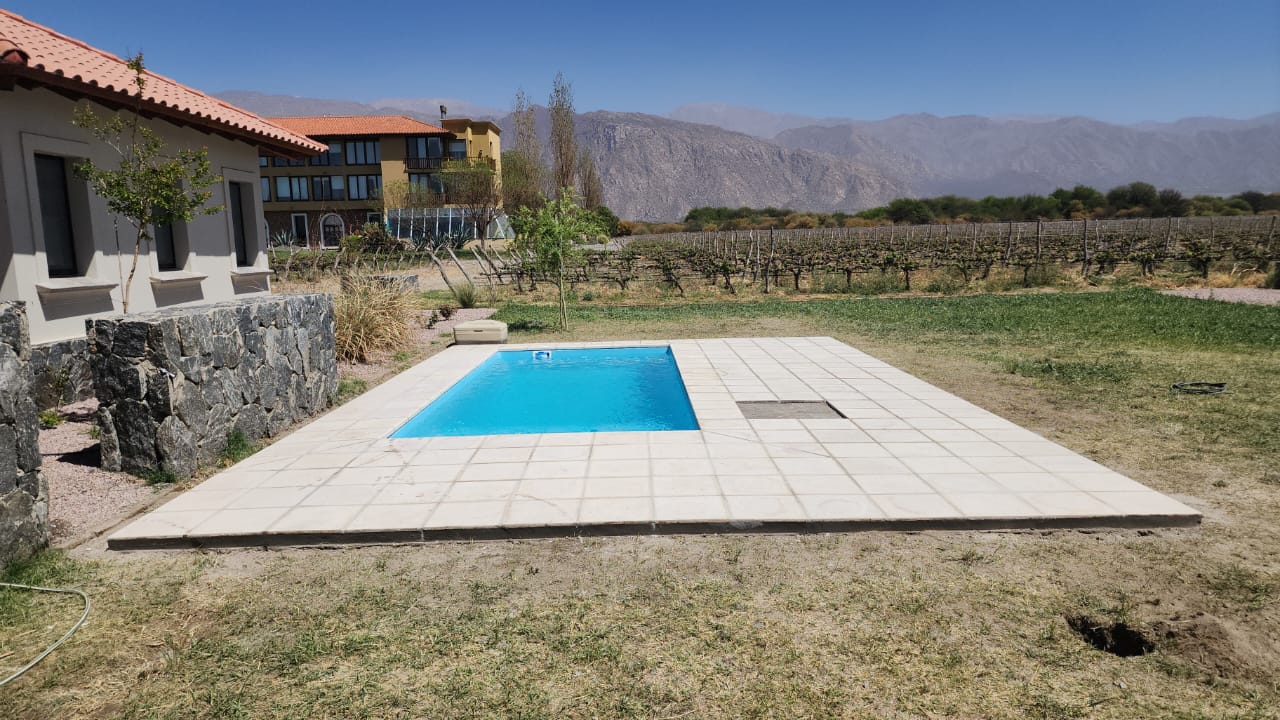 Piscina terminada junto a vivienda y paisaje