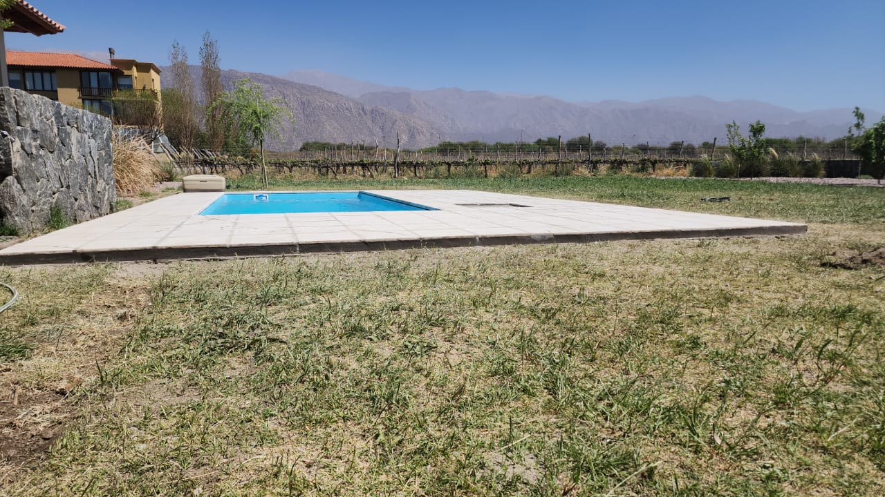 Piscina con solarium en paisaje abierto