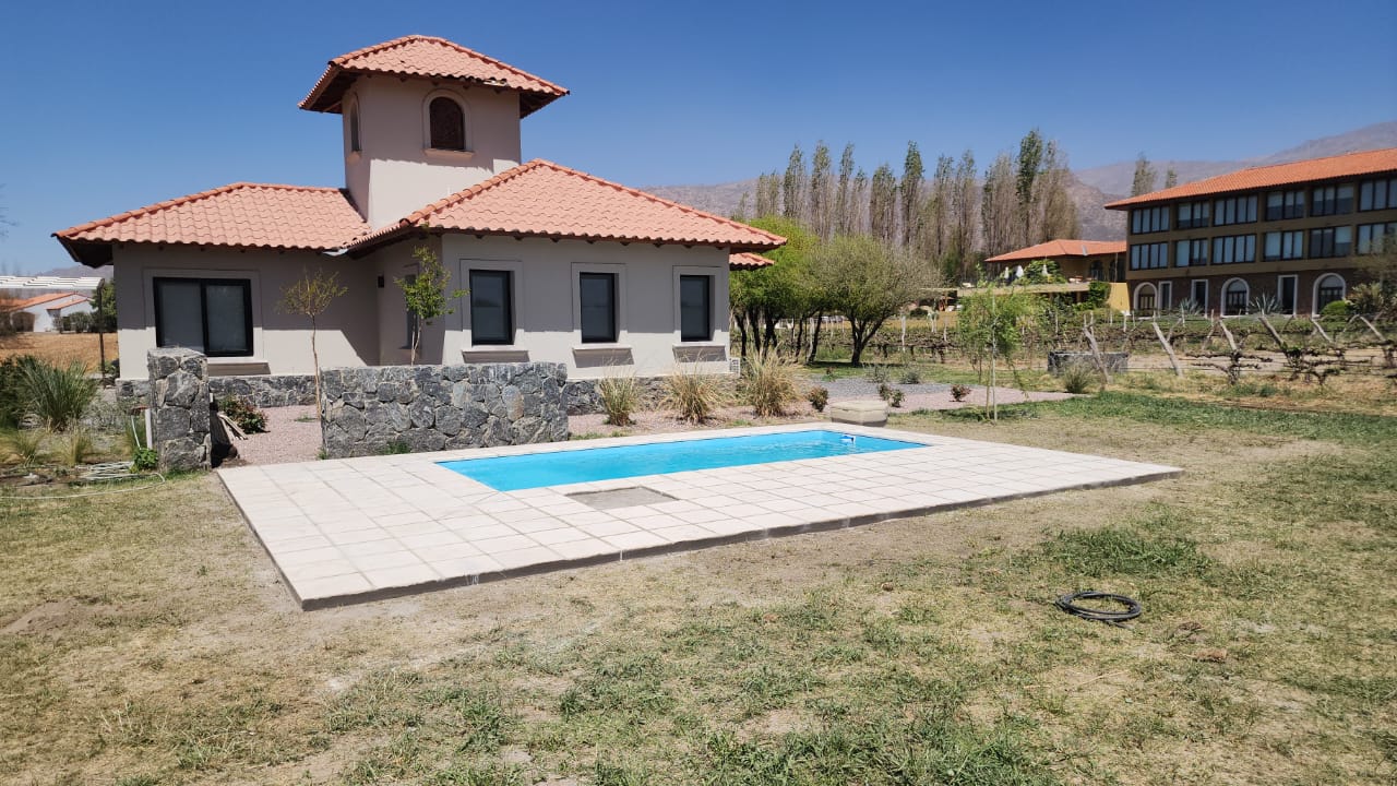 Piscina instalada frente a vivienda