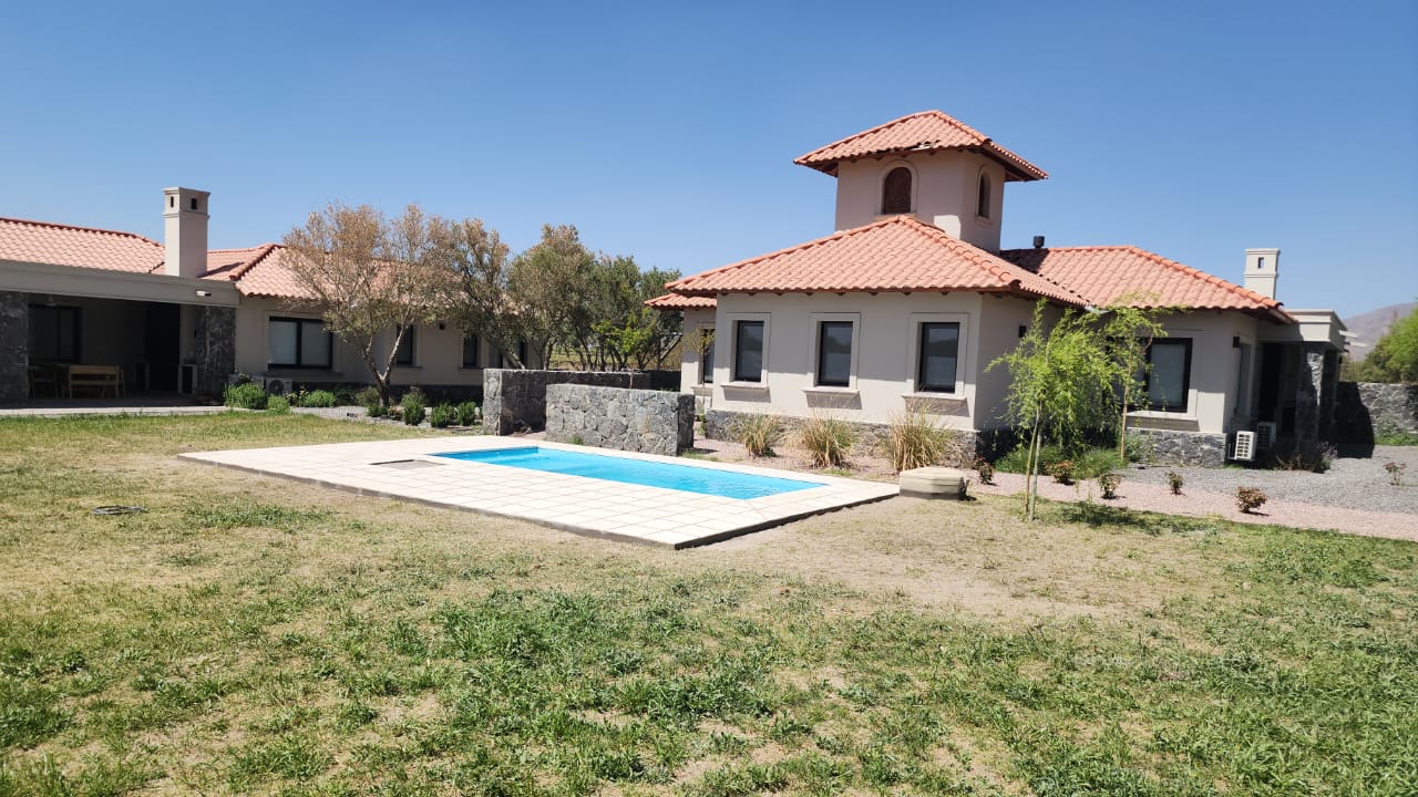 Piscina terminada en jardin residencial