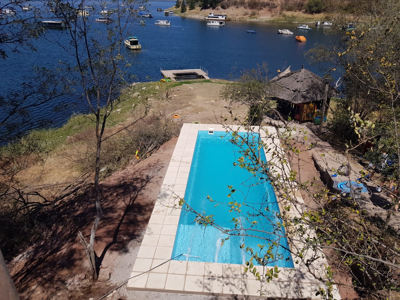 Piscina instalada con vista al lago