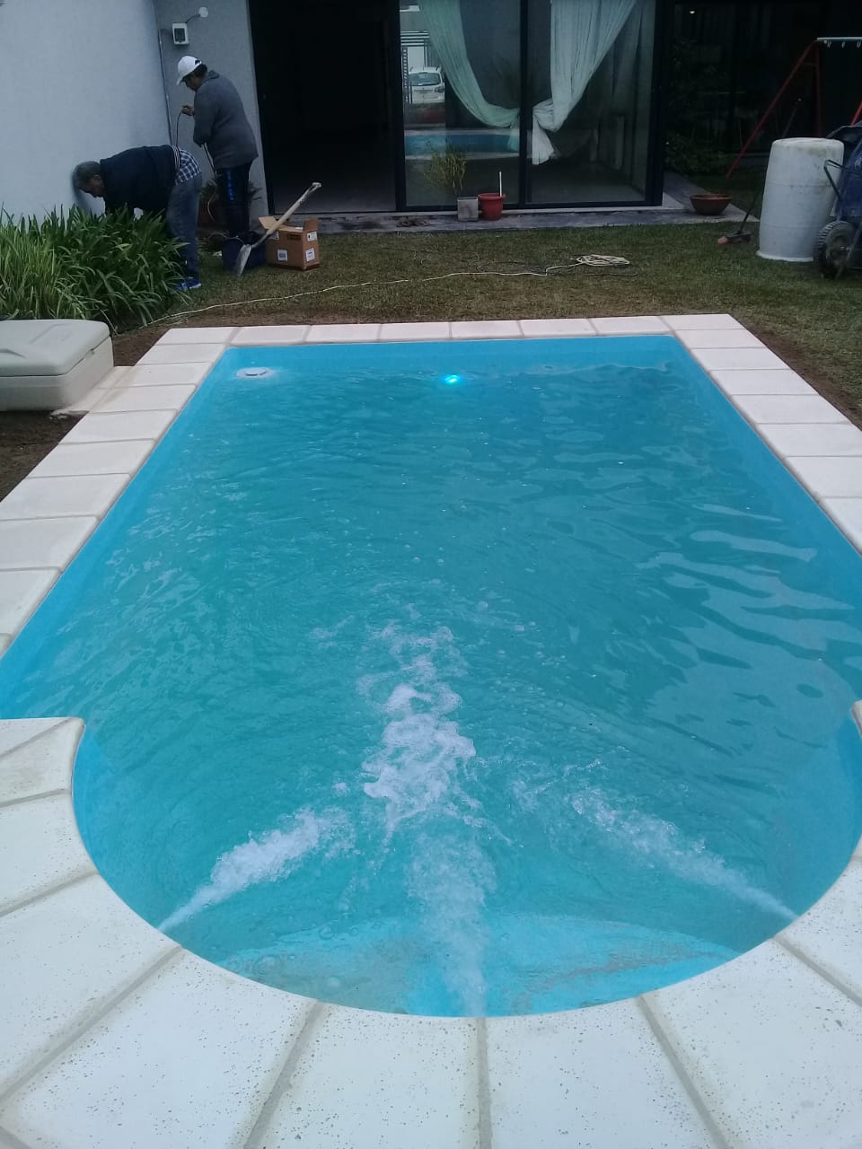 Piscina familiar con jets en funcionamiento