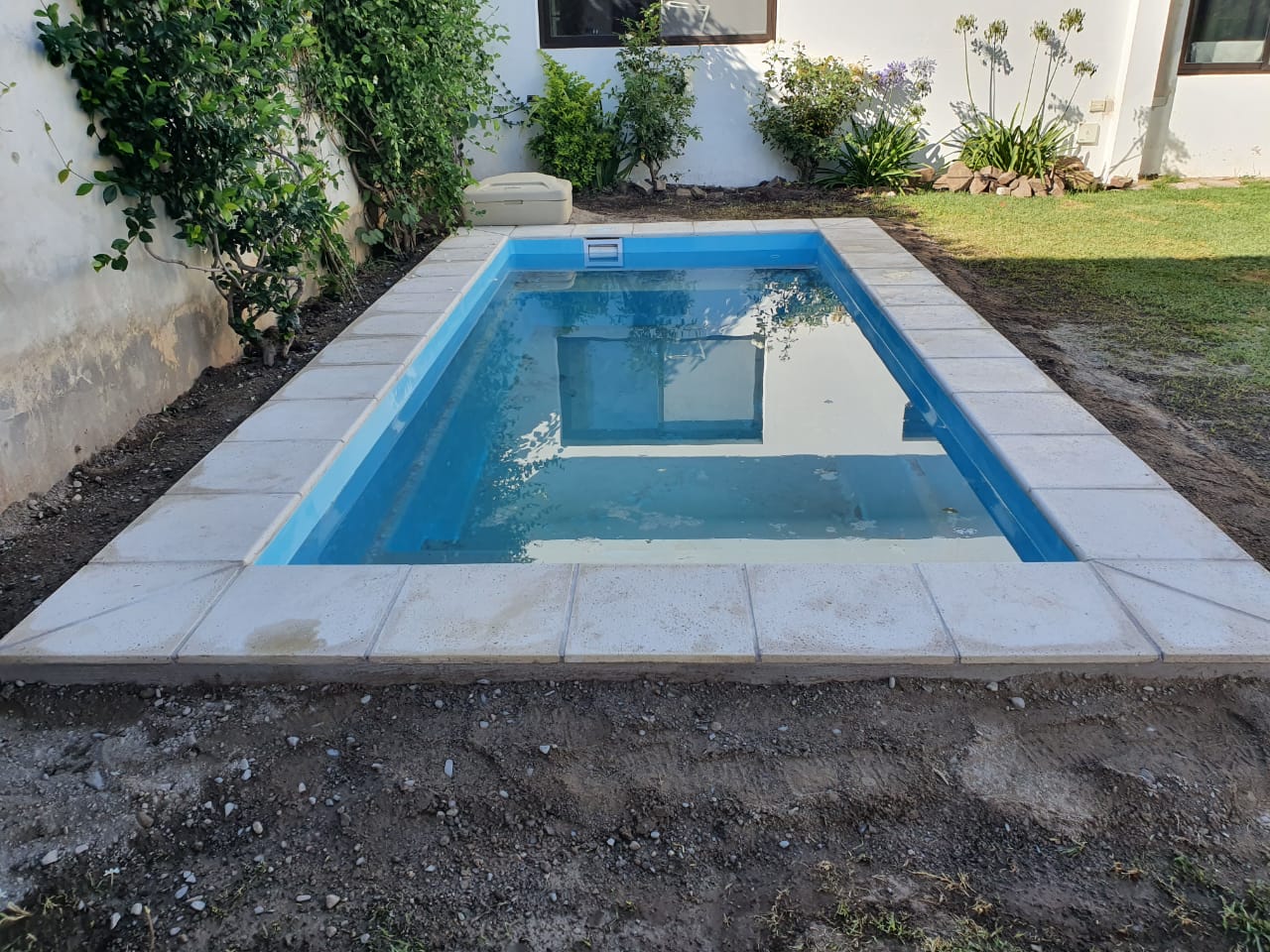 Piscina residencial con borde perimetral