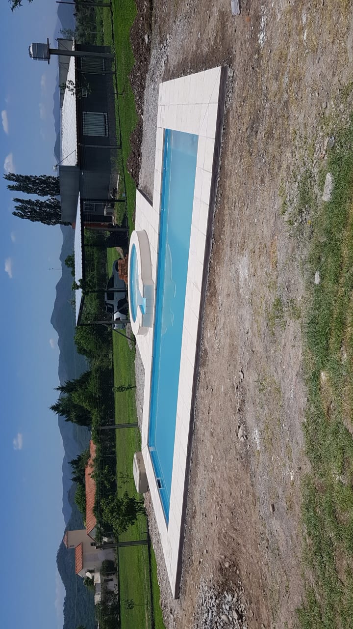 Piscina instalada en terreno abierto