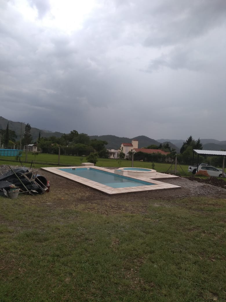 Piscina con solarium en entorno de montanas