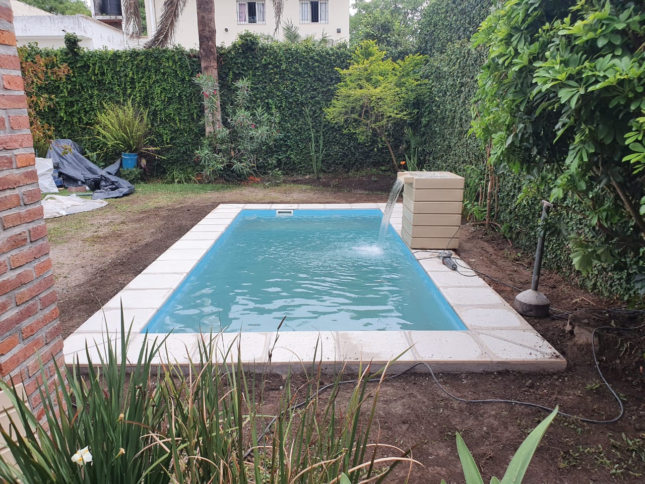 Piscina instalada en terreno amplio