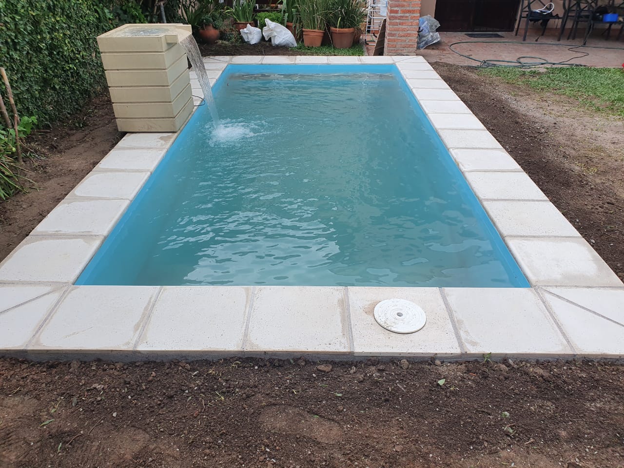 Piscina residencial con cascada