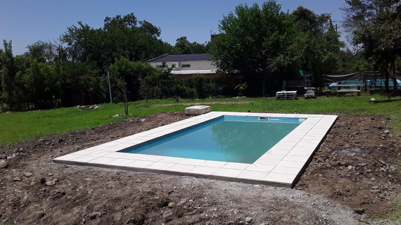 Piscina residencial con espejo de agua
