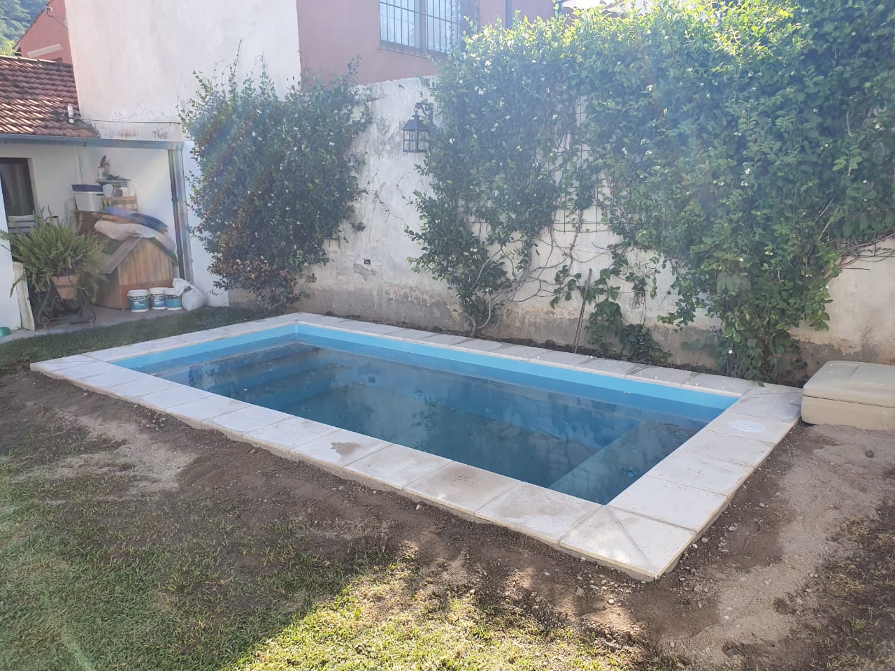 Piscina con solarium y jardin