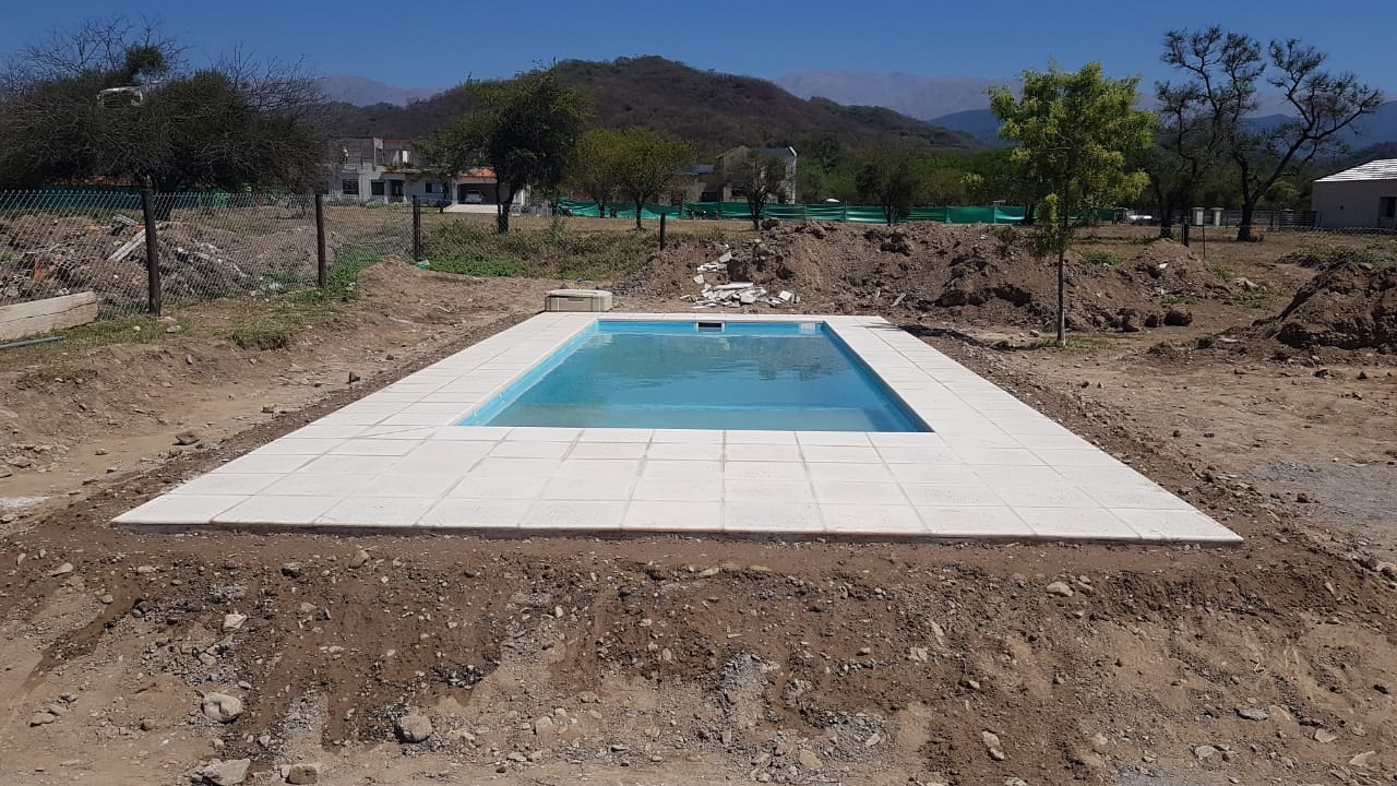Piscina instalada en terreno amplio con montanas