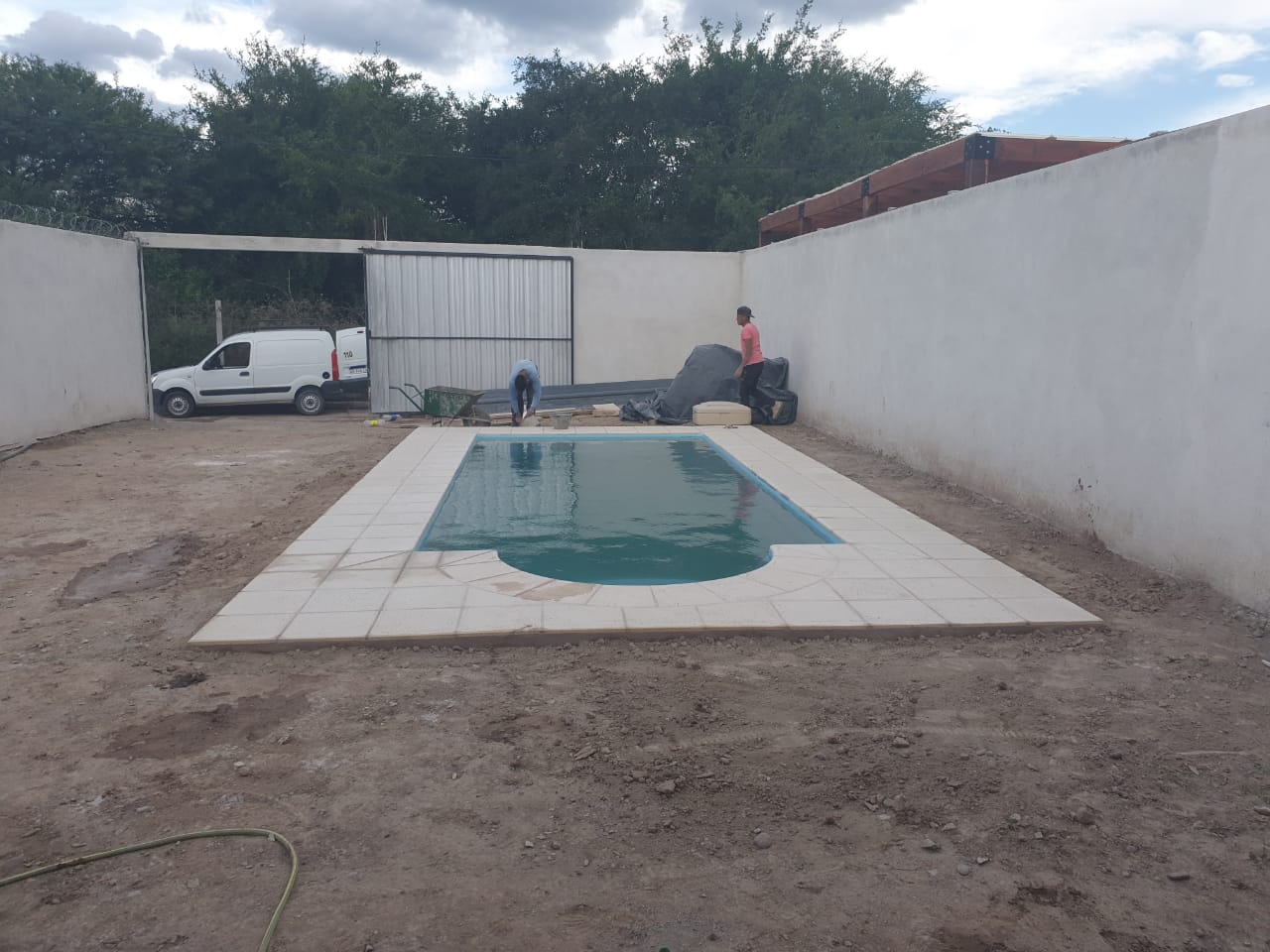 Piscina en patio cerrado con borde perimetral