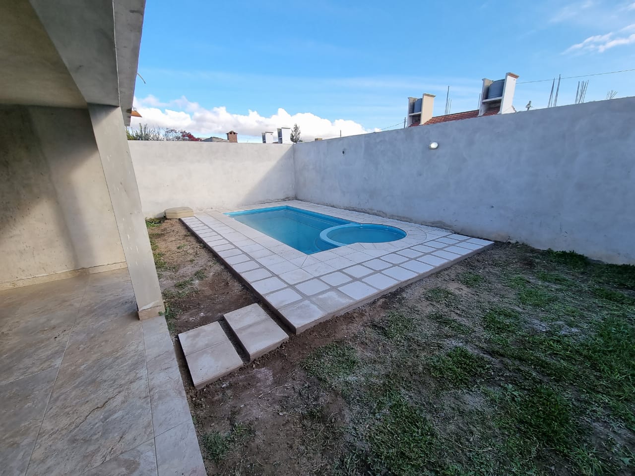 Piscina compacta con sector circular