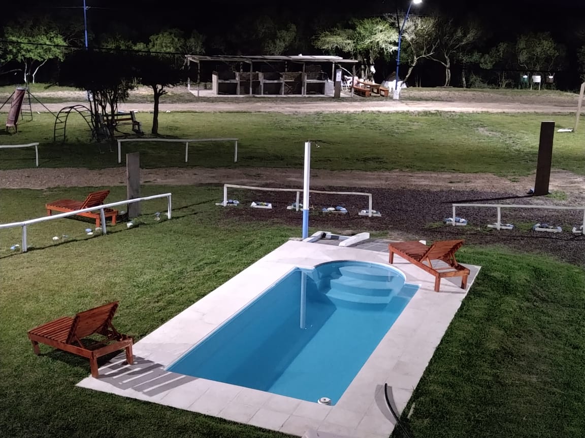 Piscinas iluminadas en complejo exterior