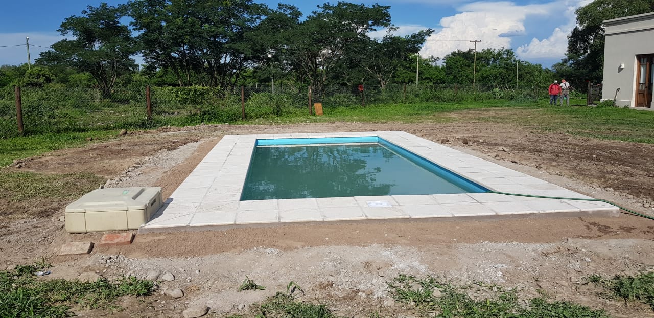 Piscina rectangular en obra rural