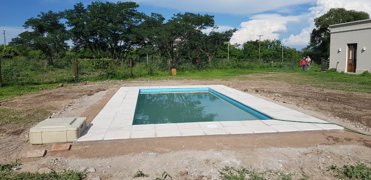 Piscina con escalones y muro perimetral