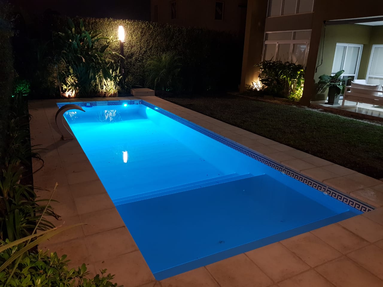 Piscina nocturna con iluminacion azul
