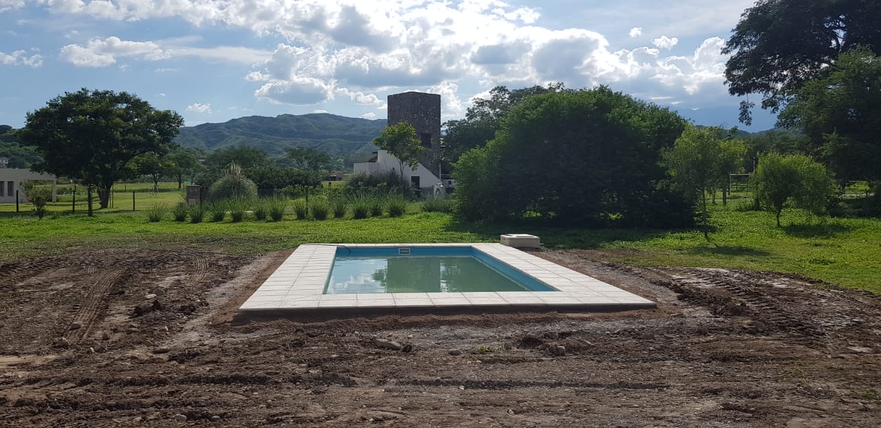 Piscina terminada con paisaje verde