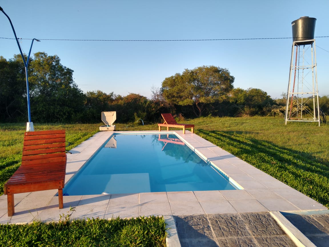 Piscina en entorno natural al atardecer