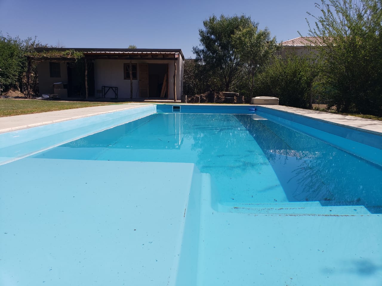 Piscina vista desde el agua