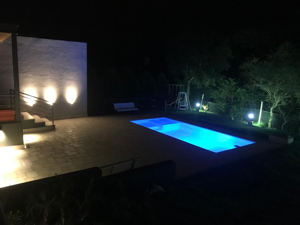 Piscina iluminada en vivienda moderna