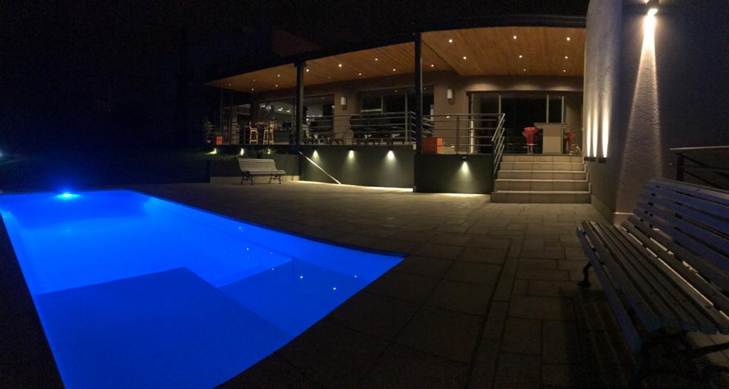 Piscina iluminada junto a galeria