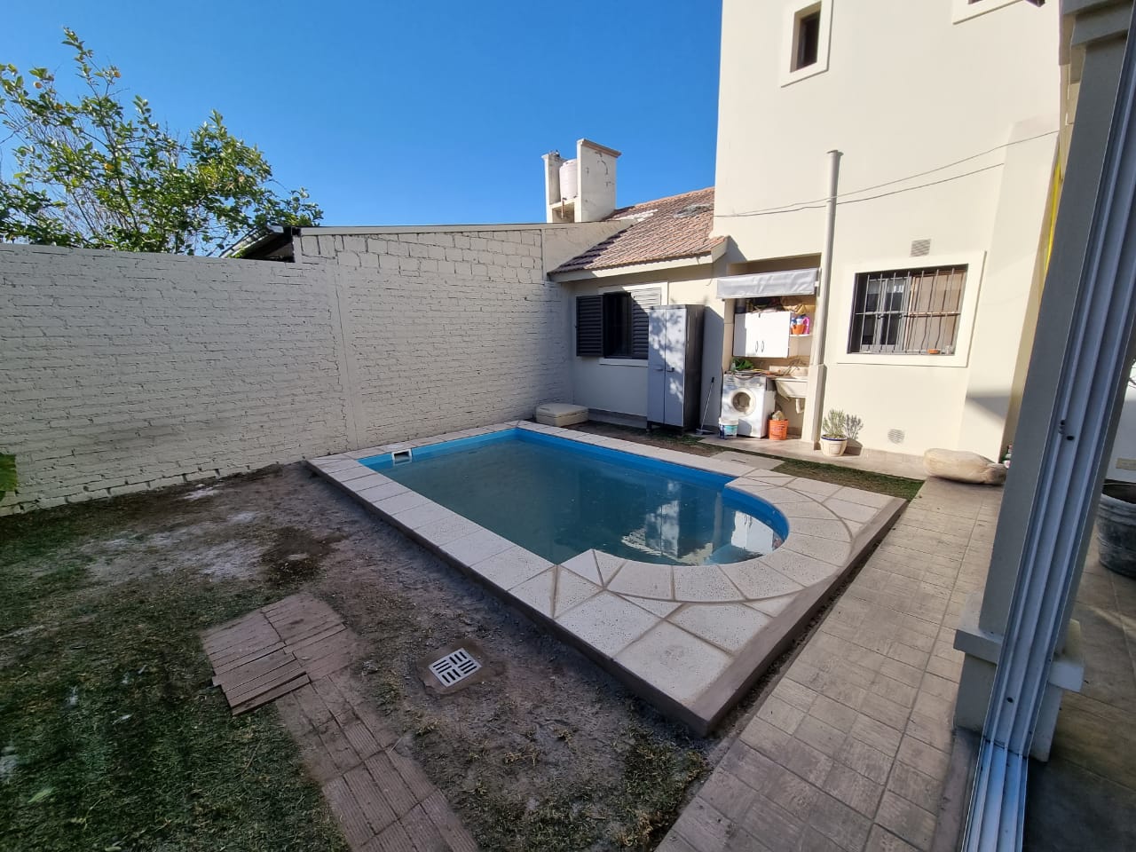 Piscina compacta en patio de vivienda