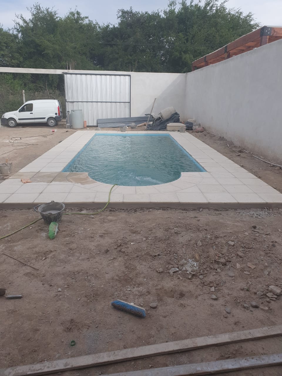 Piscina compacta en proceso de terminacion