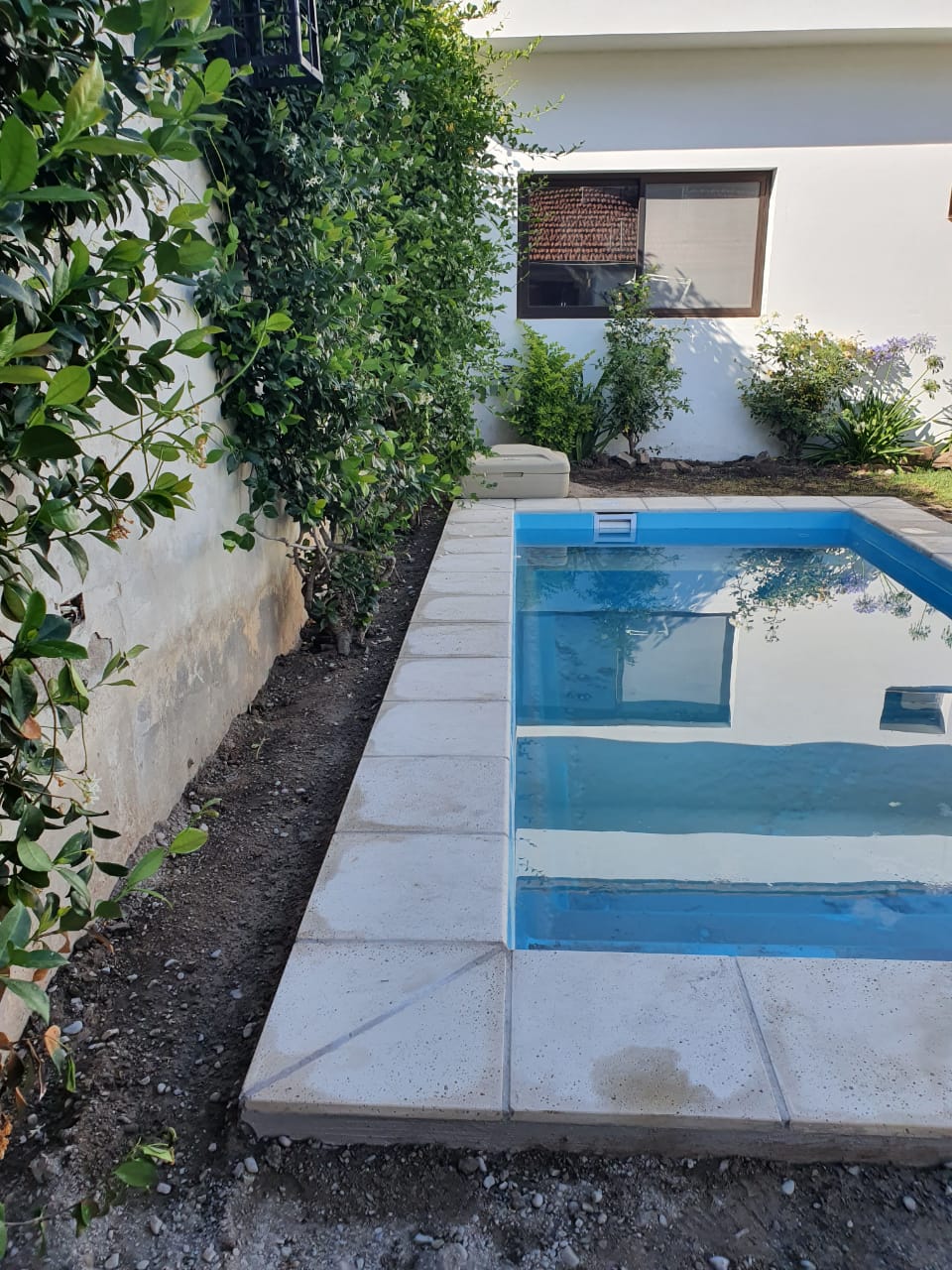 Detalle de borde de piscina residencial