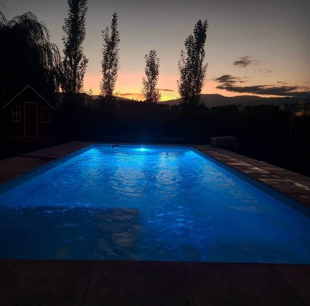 Piscina iluminada al atardecer