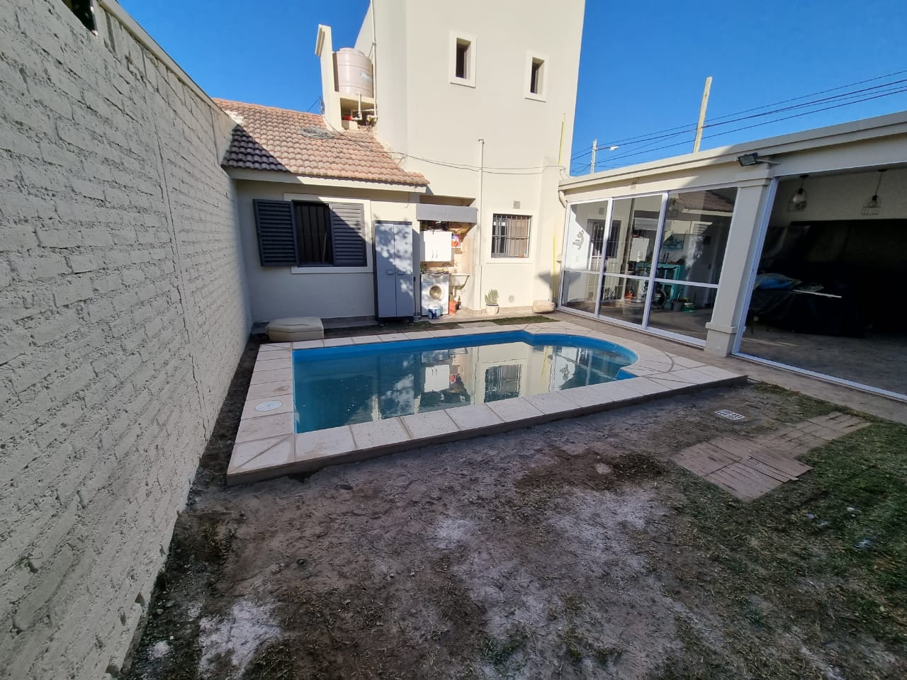 Piscina residencial con muro decorativo