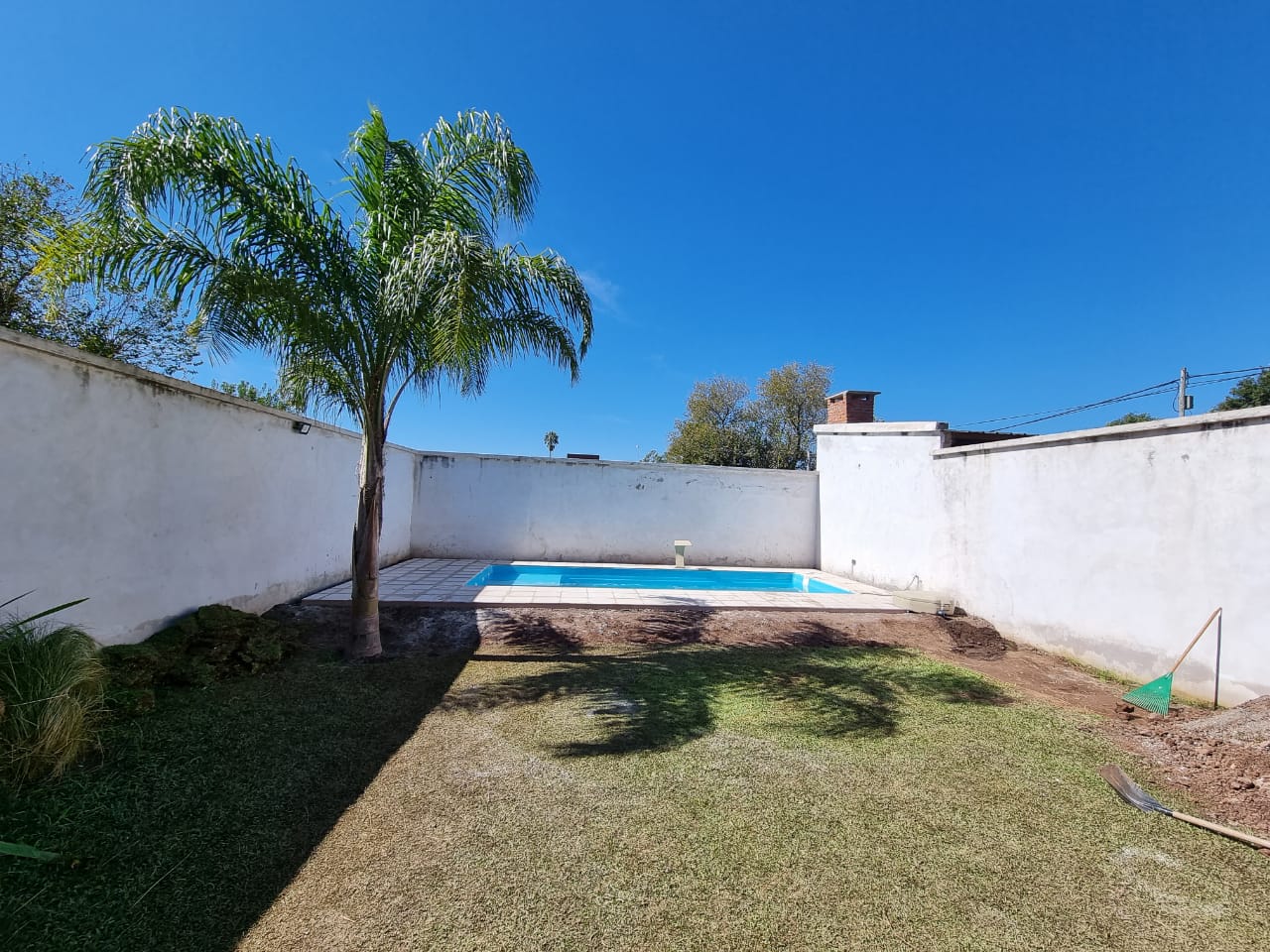 Piscina con agua clara y solarium