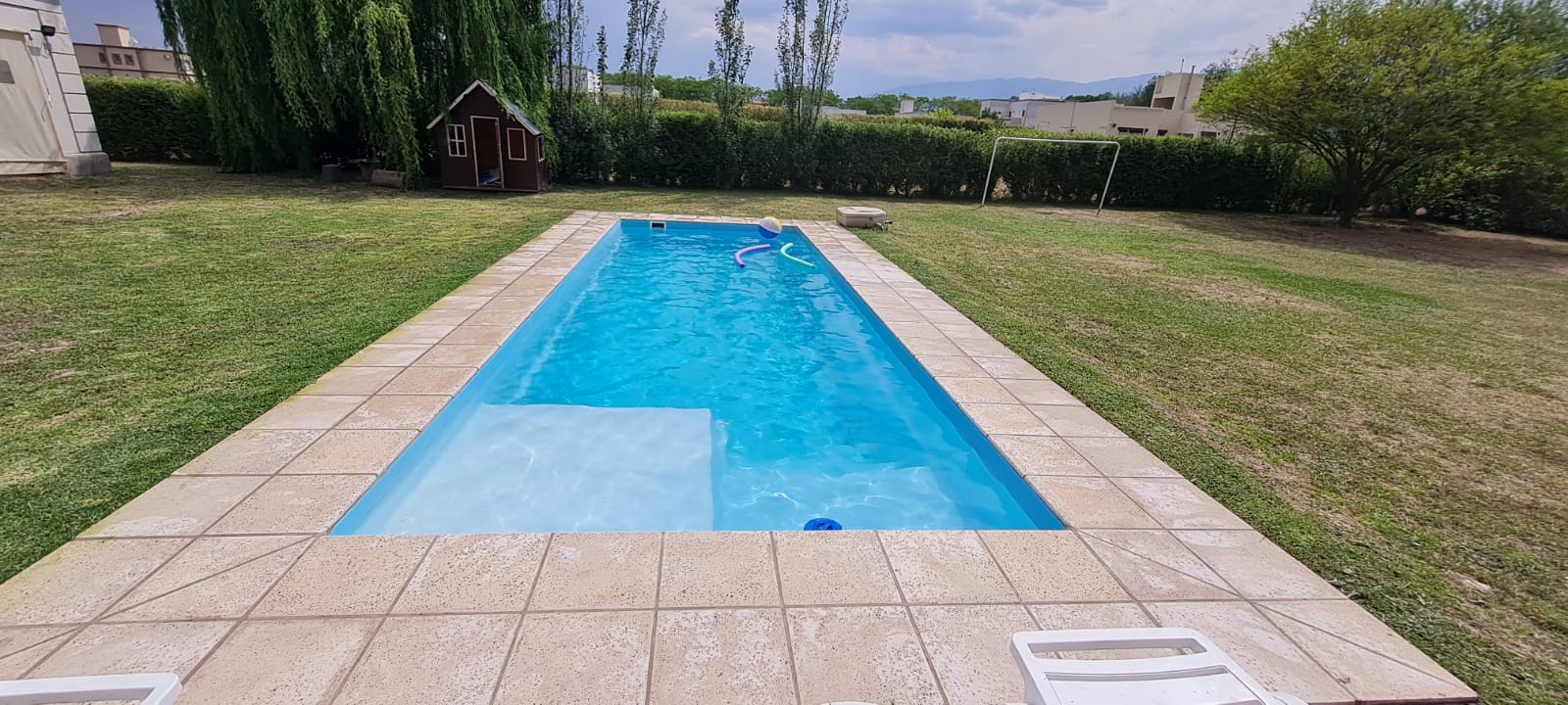 Piscinas de complejo iluminadas de noche