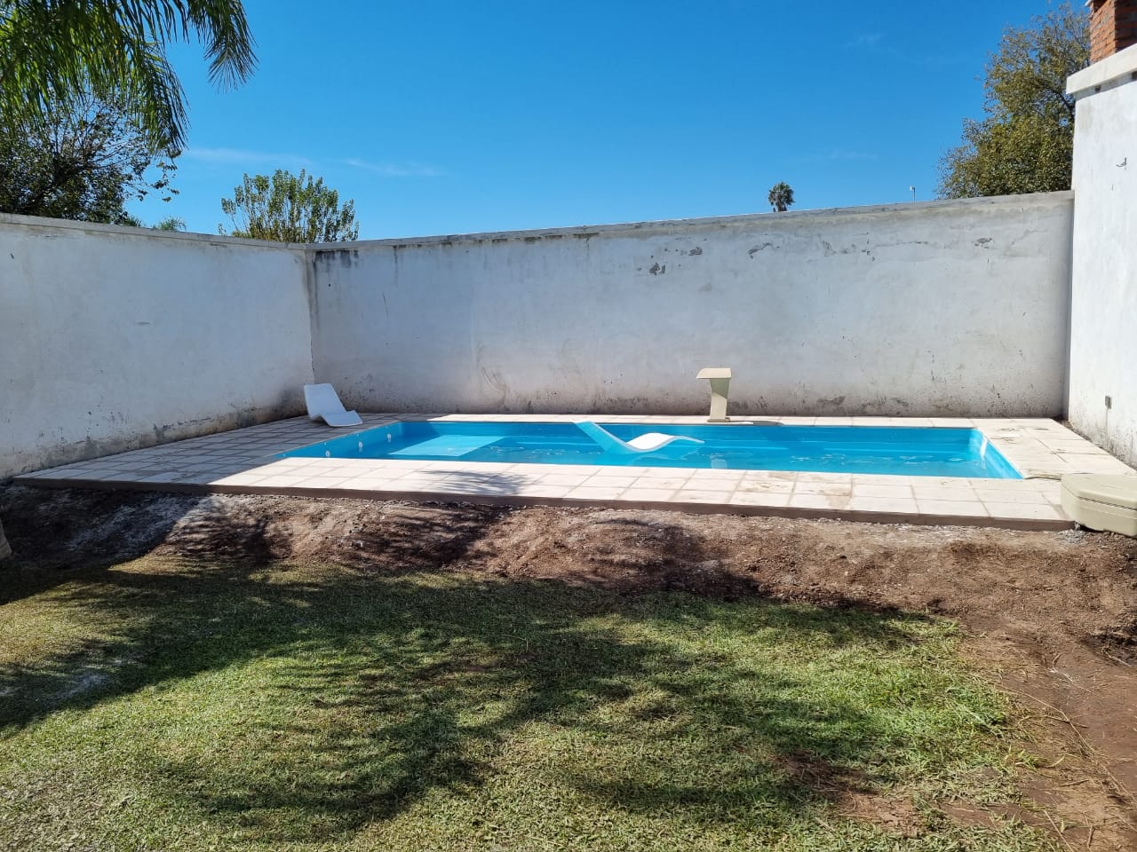 Piscina familiar en jardin amplio