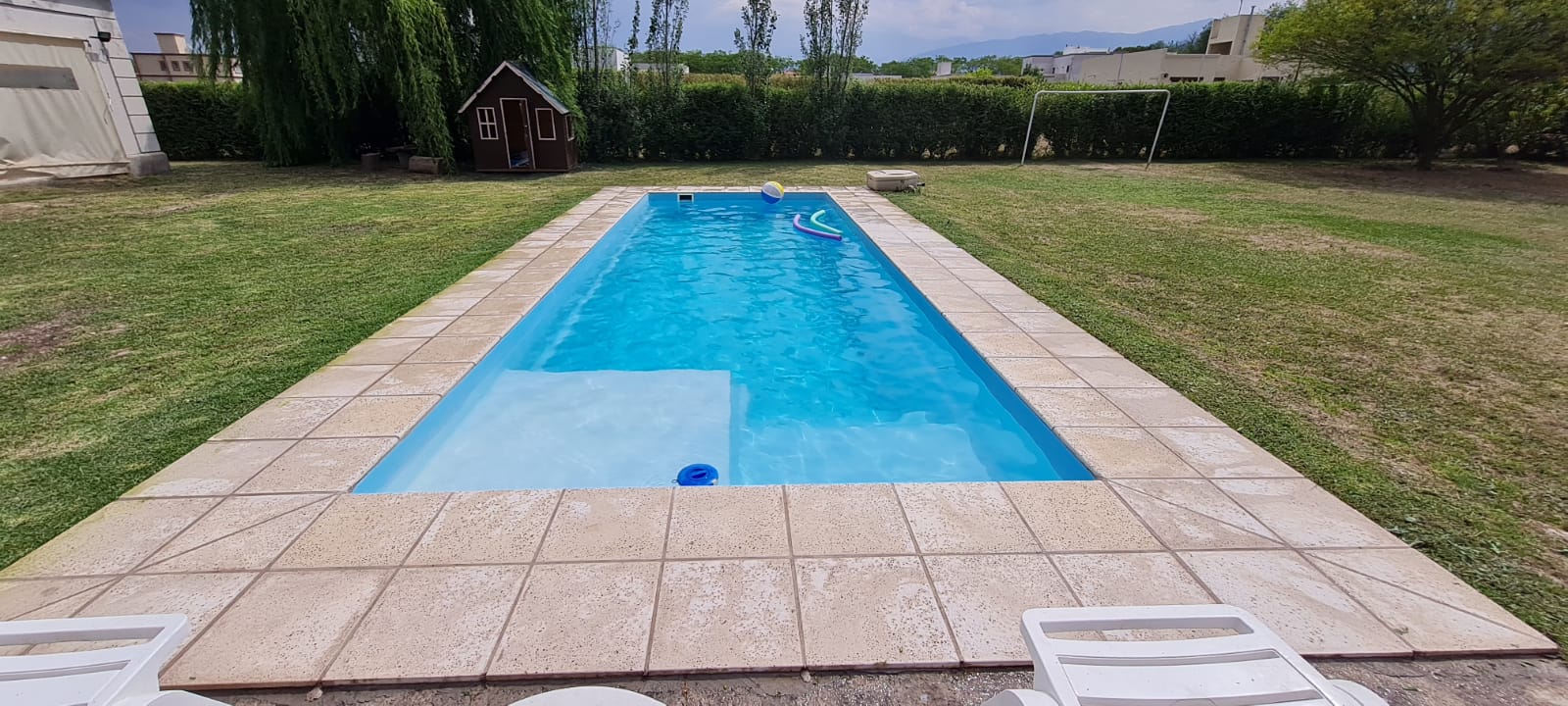 Piscina familiar con solarium
