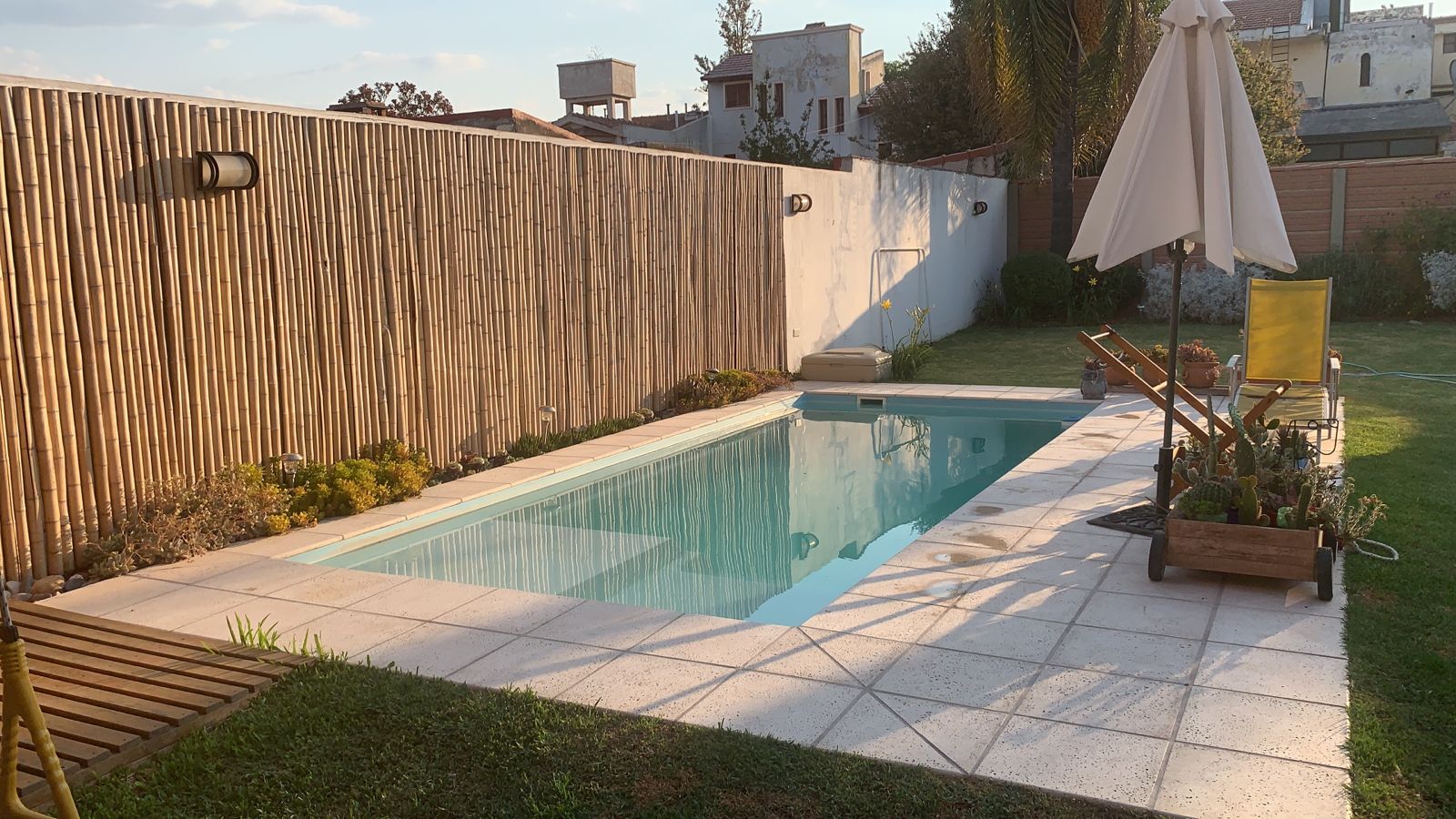 Piscina residencial con cerramiento de canas