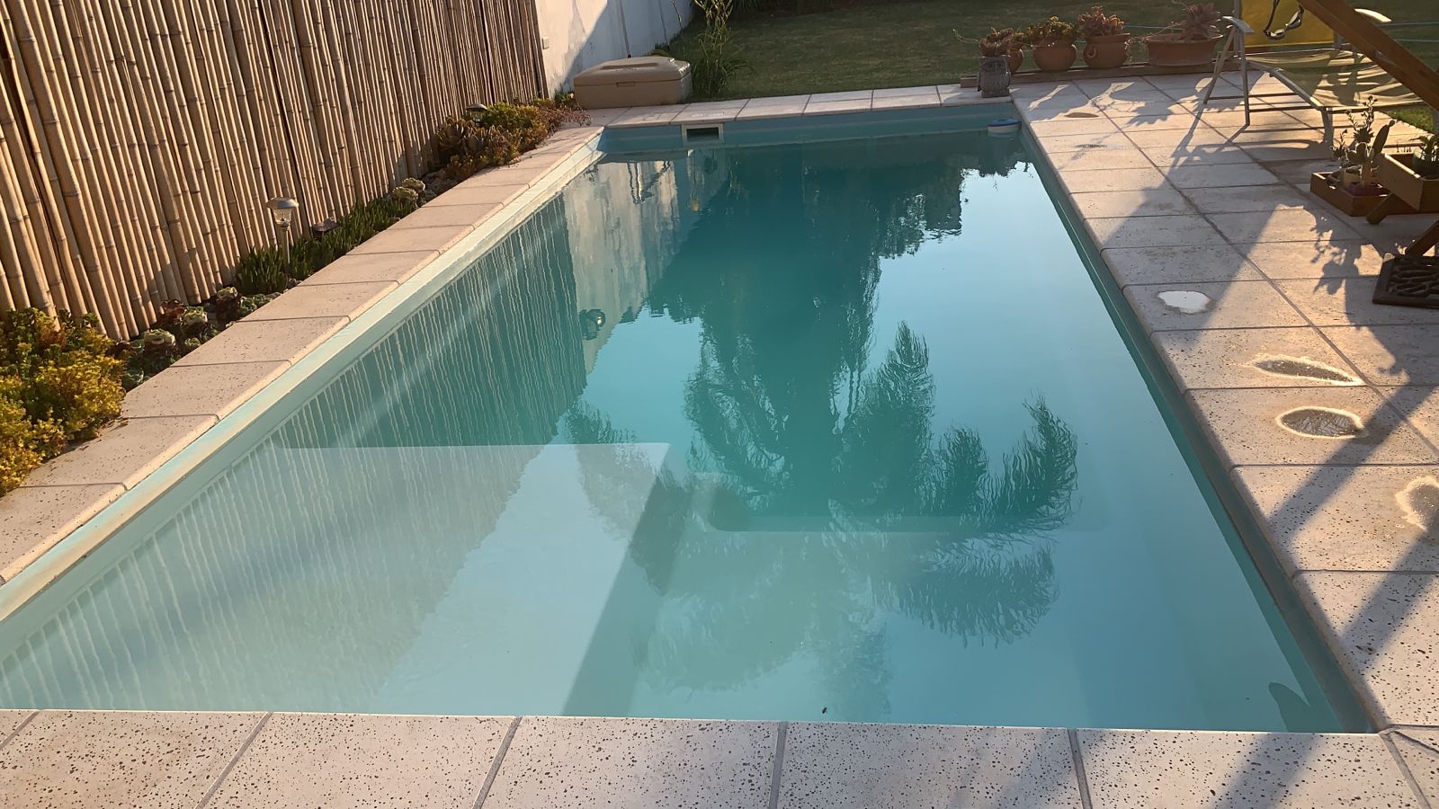 Detalle de piscina residencial y reflejos
