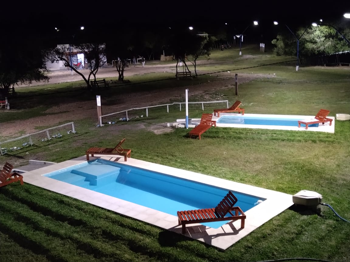 Complejo de piscinas iluminado de noche
